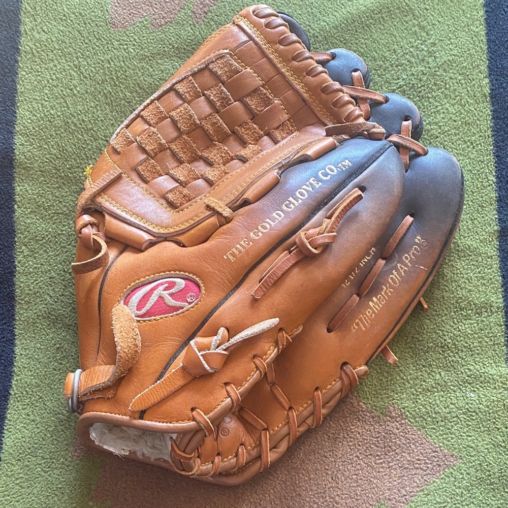Rawlings Tan and Black Baseball Glove is like new. Is deer 🦌 tanned 12.5 inch